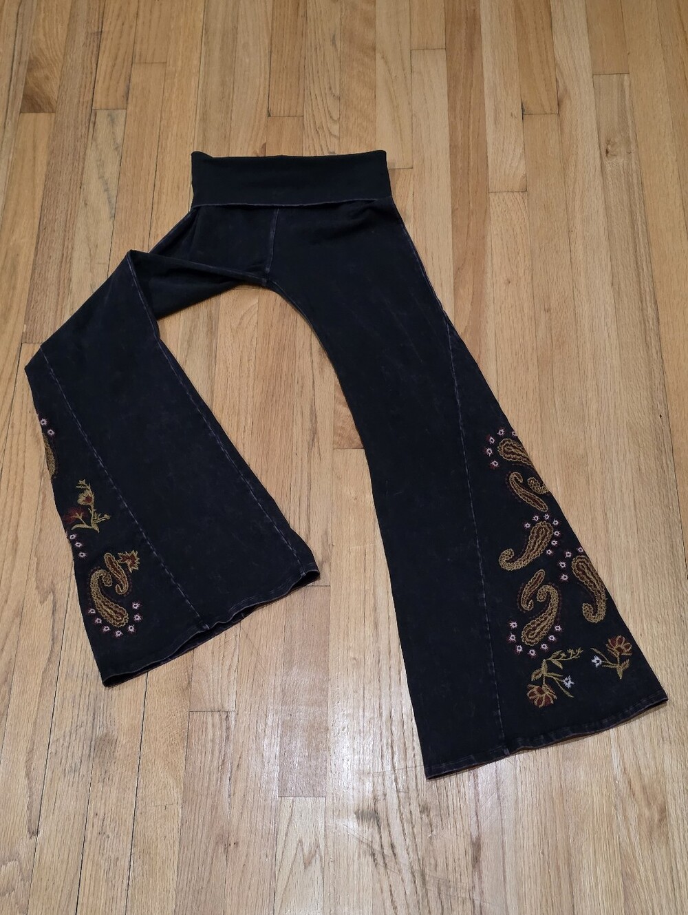 T-Party Mineral Wash Embroidered Flare Foldover Yoga Pants Black Size S